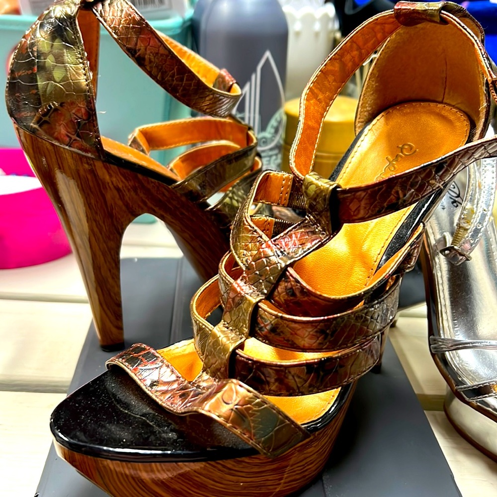 Qupid Woody Platforms